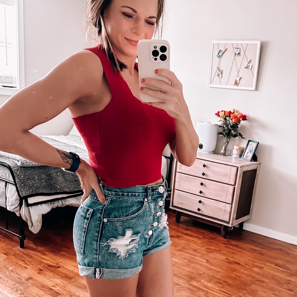 EUC (only worn once) ✨ vici red criss cross back crop top